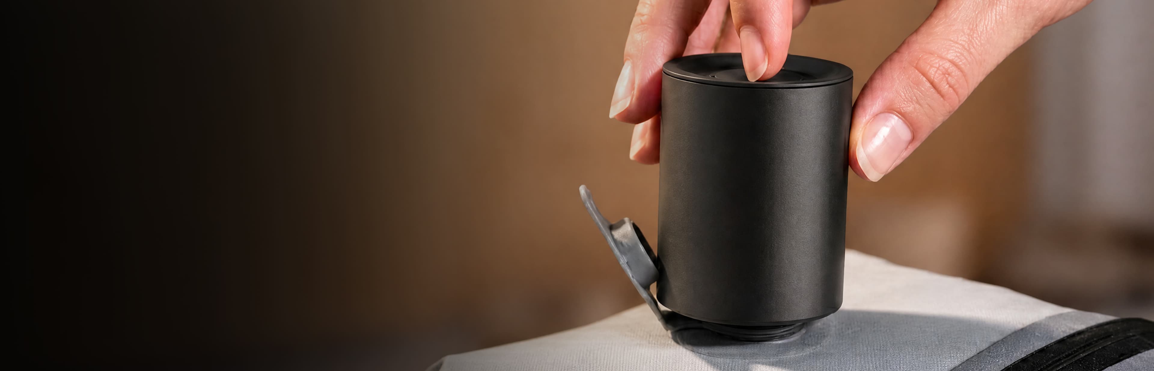 Pompe à vide rechargeable singope comprimant un sac de voyage sur un bagage cabine