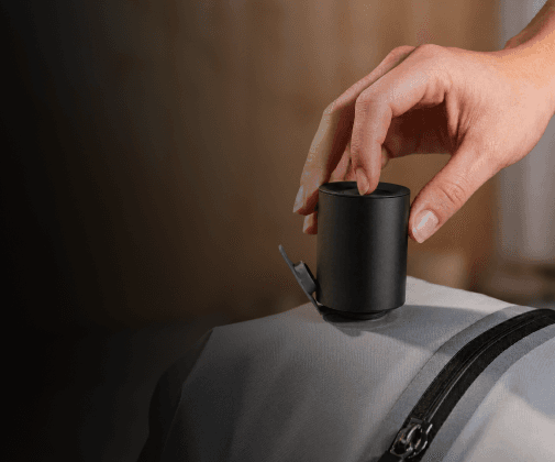 Pompe à vide rechargeable singope comprimant un sac de voyage sur un bagage cabine